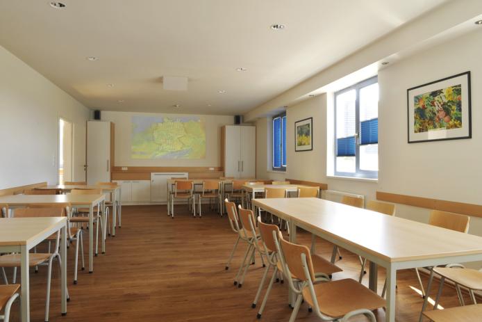 Essraum mit Beamer und Stereo-Anlage