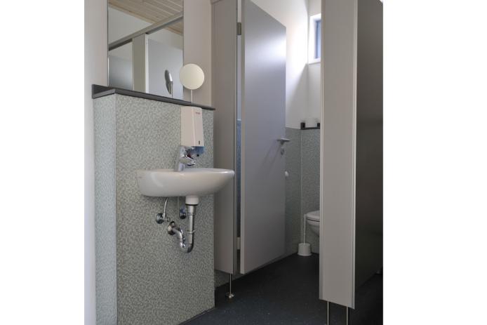 moderne und helle Sanitärbereiche