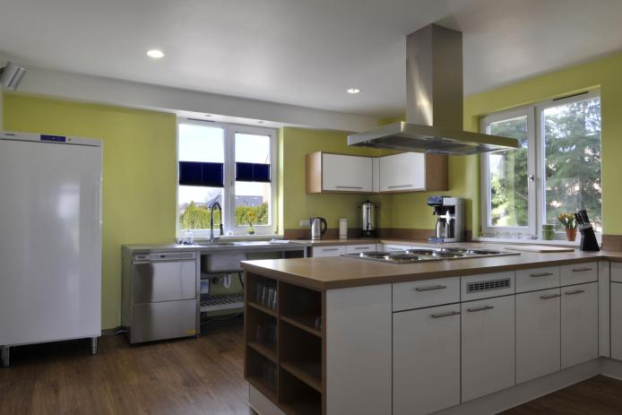 geräumige Küche mit Großküchenherd ...