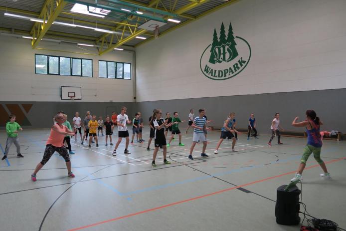 3-Felder Sporthalle & Freizeithalle mit Musikanlage und Spiegelwand