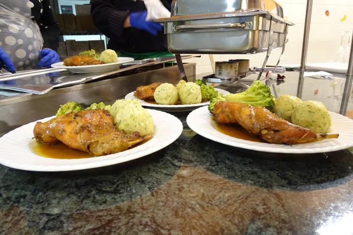 Frühstücks- und Abendbüfett sowie Mittagsmenü (auch vegetarisch)