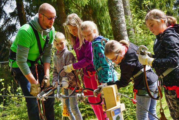 Hauseigener Kletterpark mit 6 versch. Parcours