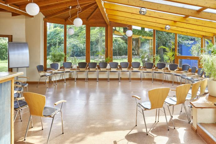 Gruppenraum Wintergarten mit Einrichtung im Stuhlkreis
