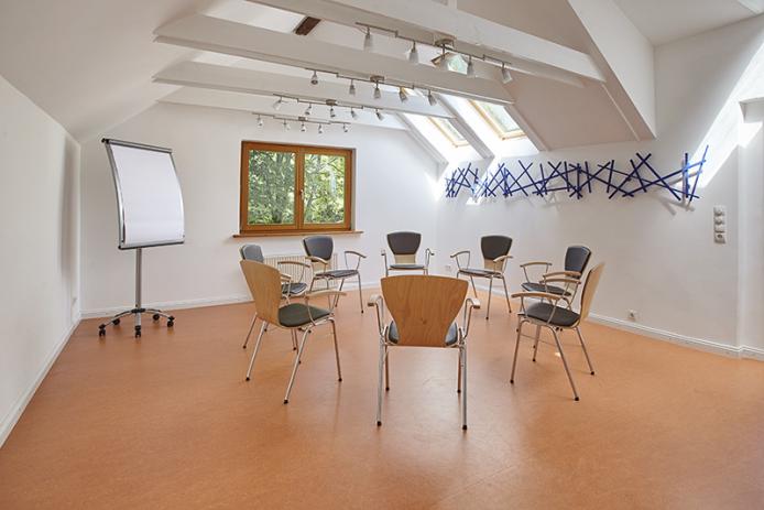 Gruppenraum Dachgalerie mit Einrichtung im Stuhlkreis
