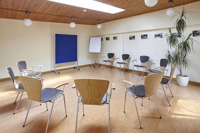 Gruppenraum Hofatelier mit Einrichtung im Stuhlkreis