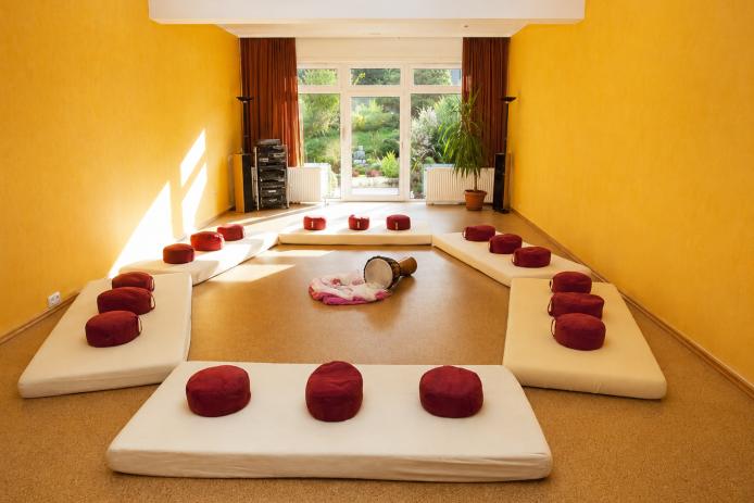 Gelber Raum – Ideal für Meditation und Stille