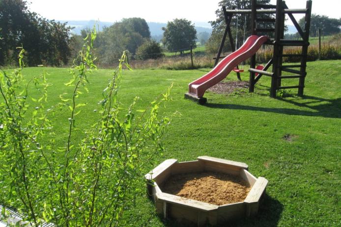 Garten mit Spielgeräten