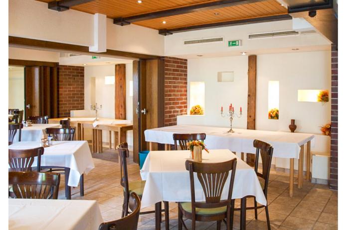 Unser Saal bietet Platz für bis zu 100 Personen und ist auf Wunsch teilbar.