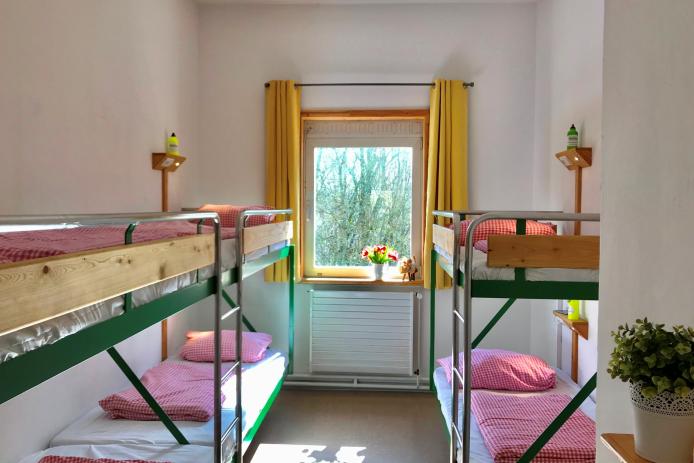 eins von insgesammt 6 Merhbettzimmern