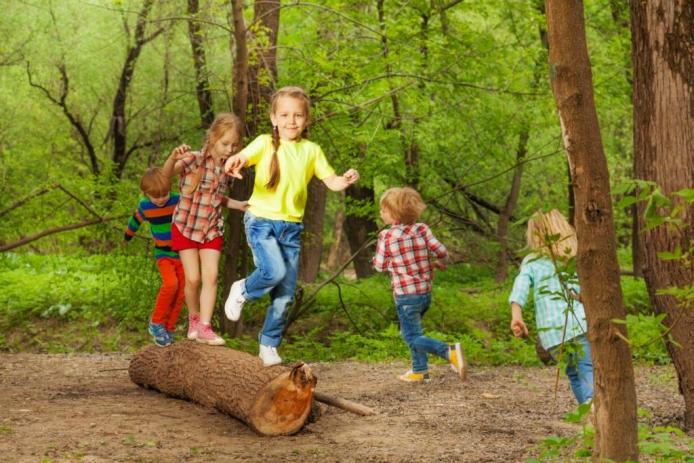 Kinder spielen im Wald