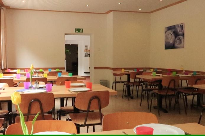 Speiseraum mit ca. 60 Sitzplätzen (9 Tische)