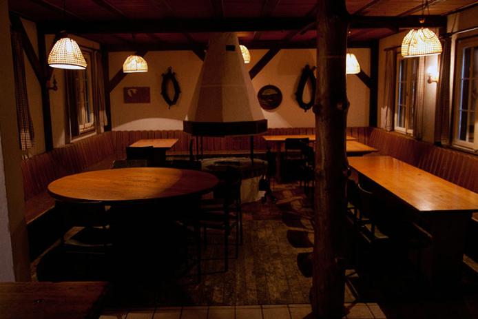 gemütlicher Aufenthaltsraum mit offenem Kamin