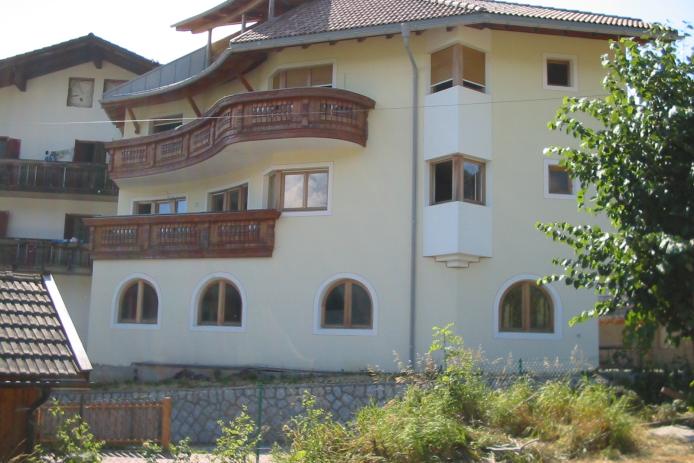 Die Ostseite des Plonerhofs, erbaut im modernen Tiroler Architekturstil.