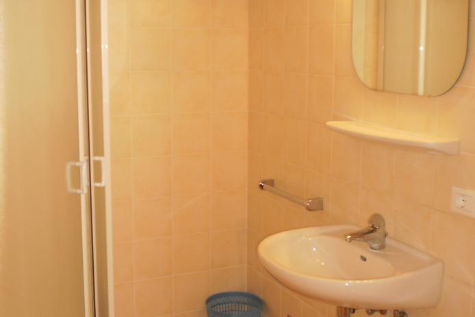 Jedes Zimmer beinhaltet einen Sanitärraum mit Dusche, WC und Waschbecken.