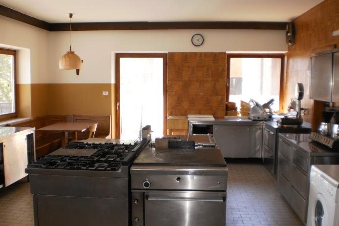 Bestens eingerichtete Küche samt Speisekammer