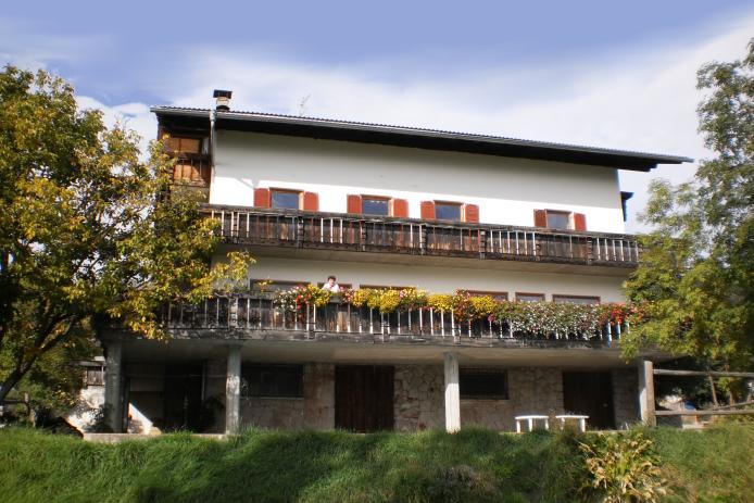 Die Südseite des Plonerhofs, ausgestattet mit üppiger Panoramaterrasse.