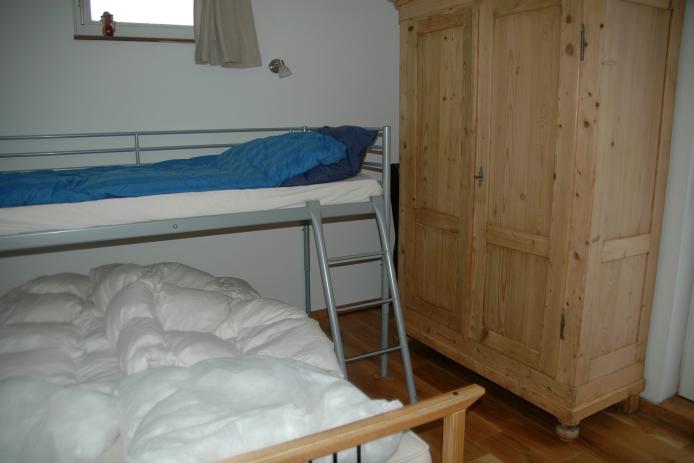 Schlafzimmer mit Doppelbett und Zusatzbett