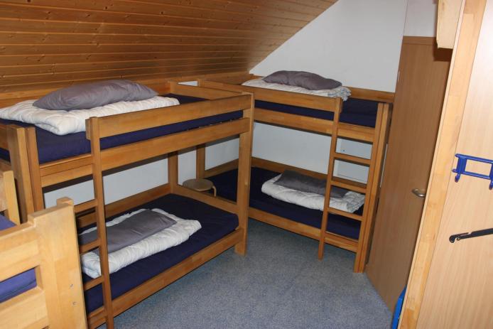 6-Bett-Schlafraum mit extra Waschraum