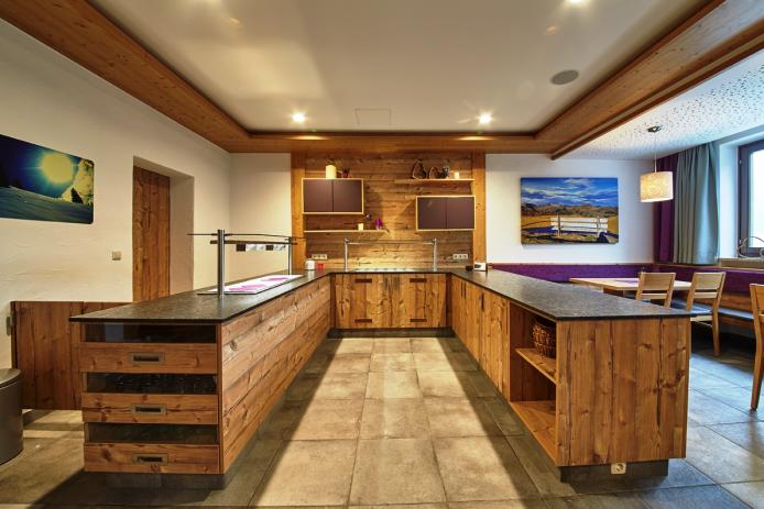 Buffet mit Verb. zur Küche