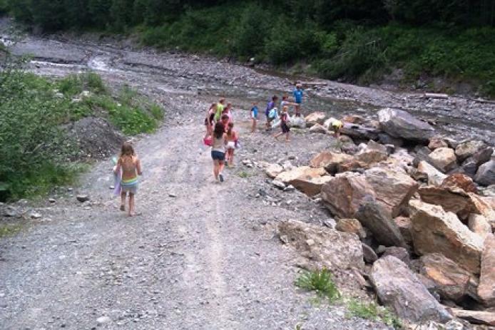 Spiel & Spaß am nahegelegenen Bach