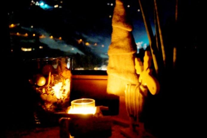 Blick zur beleuchteten Winterrodelbahn