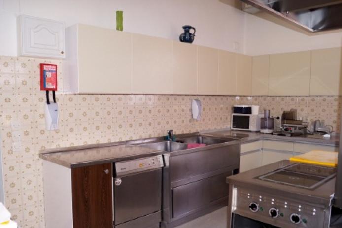 Küche mit Spüle, Geschirrspüler