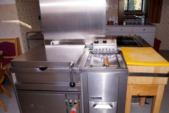 Küche mit Friteuse, Kippbratpfanne