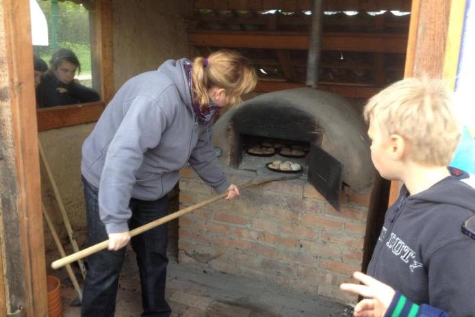 Brotbacken im Lehmbackofen
