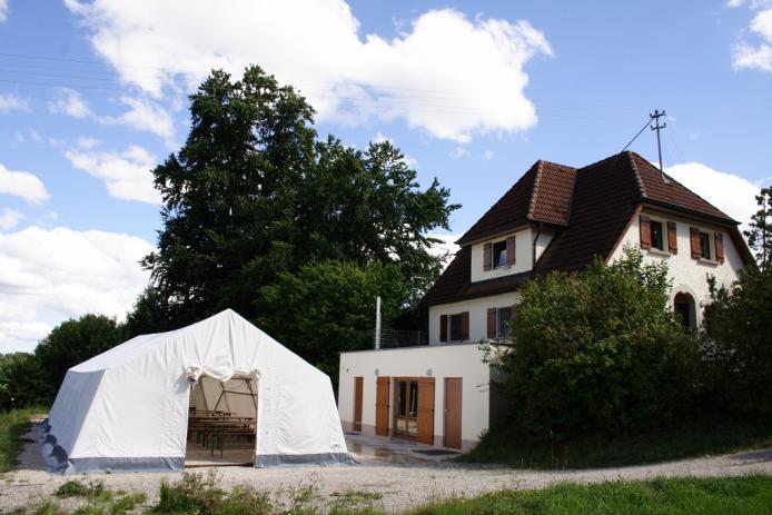Freizeitheim und Essenszelt
