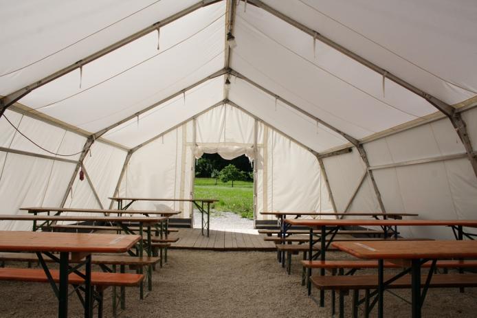Essenszelt - aufgebaut hinter dem Freizeitheim