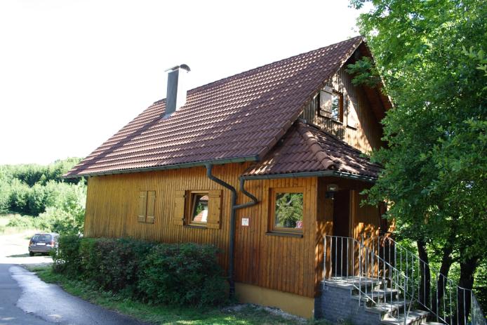 Nebengebäude mit Sanitäranlagen