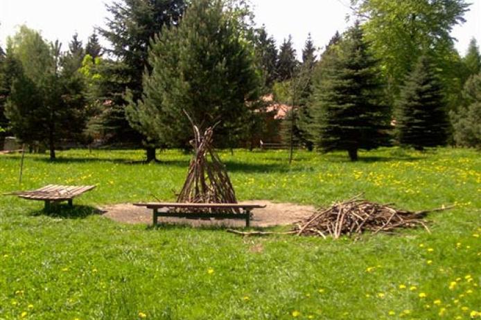 in jedem Dorf ein Lagerfeuerplatz