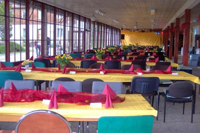 die große Sommerhalle - für ein Fest geschmückt