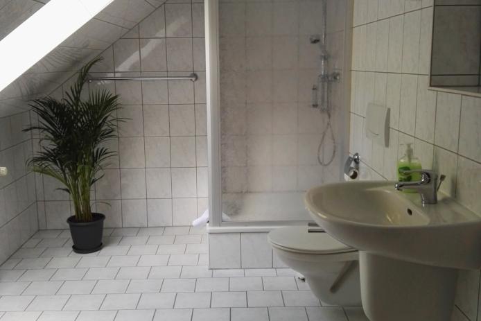 eines der Badezimmer im Gästehaus
