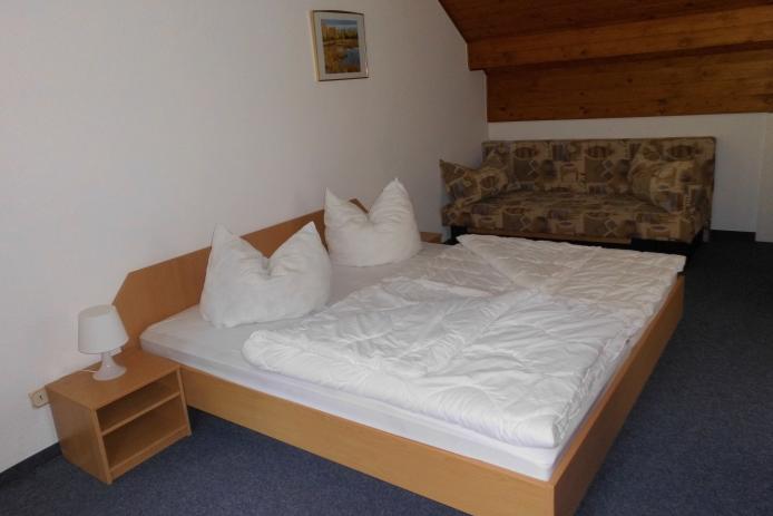 Schlafzimmer im Obergeschoß des Gästehauses