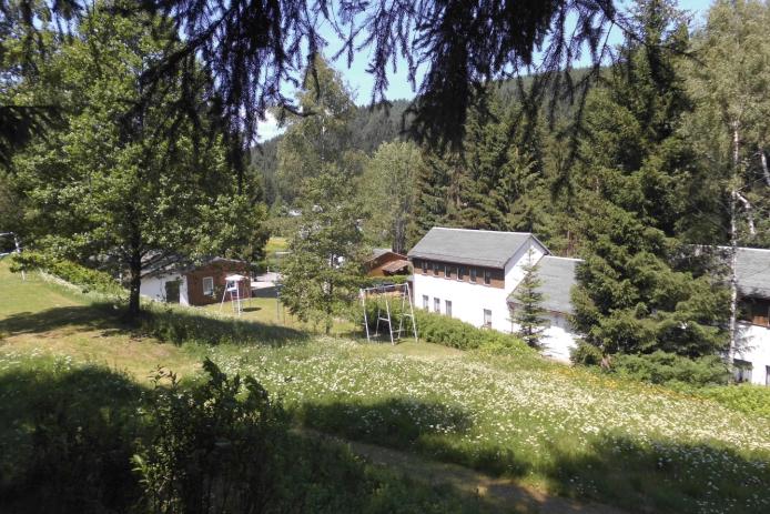 Weitblick über das Gelände des Gruppenhauses