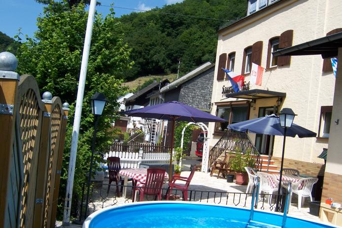 Der Sauerthaler Hof mit Terrassen und Pool vor dem Haus