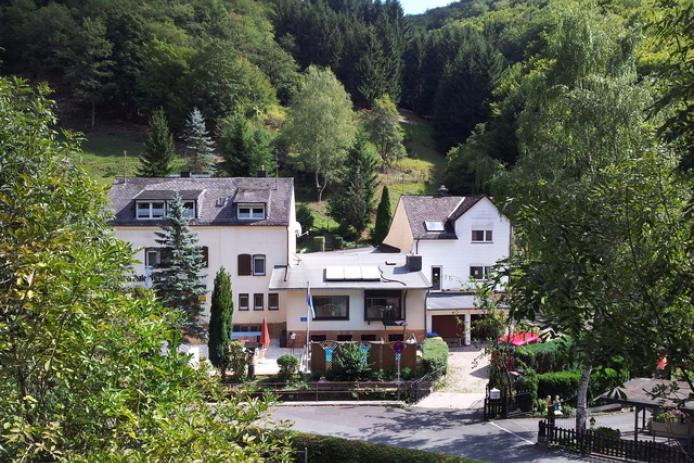 Der Sauerthaler Hof mit Haus am Wald (rechts) und Hütte
