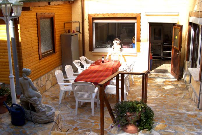 Terrasse hinter dem Haus