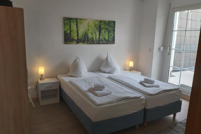 2 Boxspringbetten, 1 Kinderbett