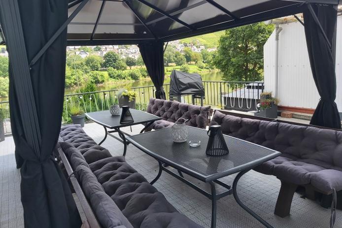Überdachte Terrasse mit Grill und Moselblick