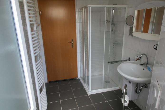 Bad 1 von 2, Dusche/ WC / Waschbecken, Kosmetikspiegel und Föhn