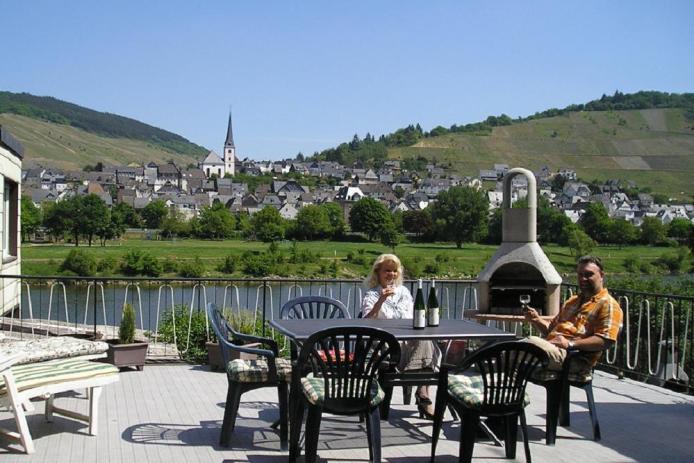 50m² Moselterrasse mit Grill