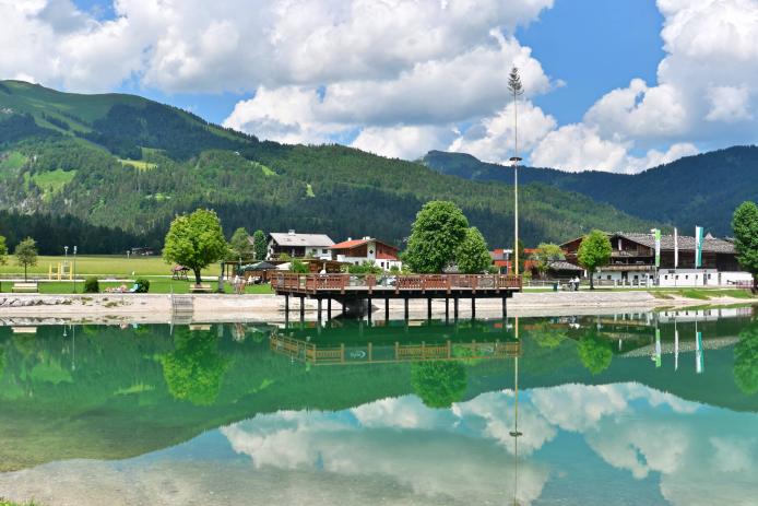 Blick vom Badestrand zum Karlingerhof