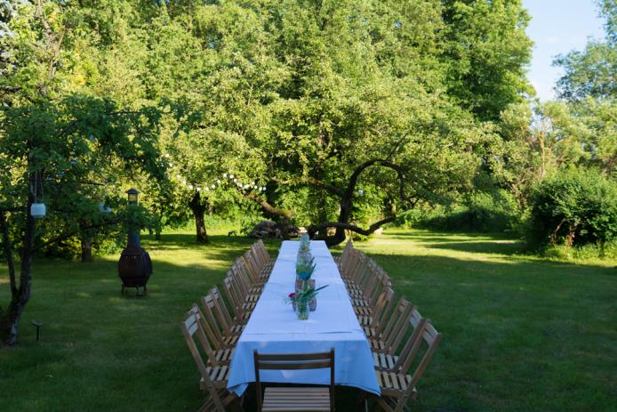 Eine lange Tafel im Grünen, lädt ein zum Feiern.