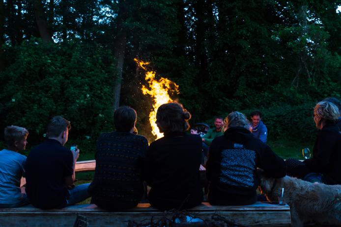 Abends sind nur die Frösche und das Knistern vom Feuer zu hören.