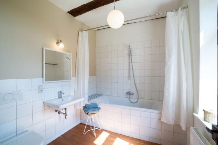 Ein Badezimmer mit Badewanne.