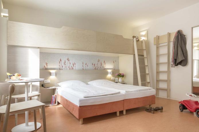 Moderen Mehrbettzimmer im Ferienzentrum am Deichin Burhave.