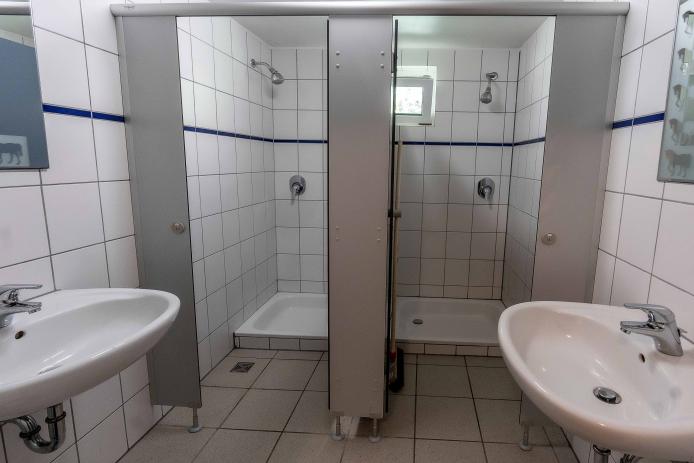 Ein Bad von insgesamt zwei Bädern mit jeweils zwei Kabinen