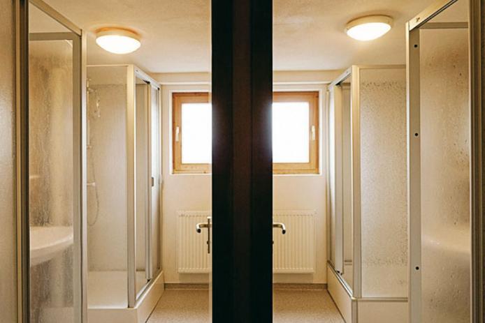 zwei Gemeinschaftssanitärräume